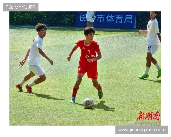 帅哥与足球明星的精彩对决视频展现运动魅力与青春活力